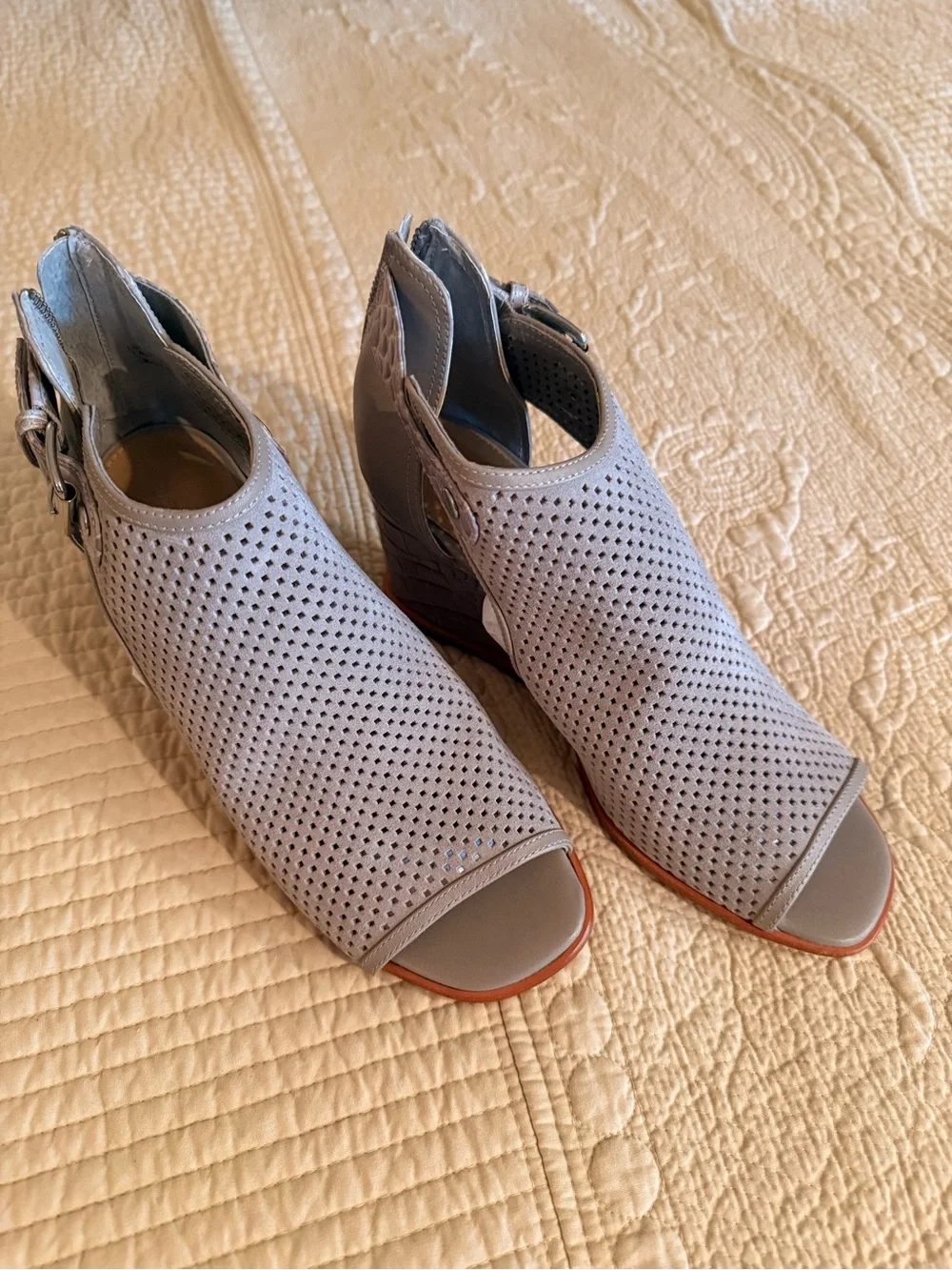 Donald Pliner Open Toe Grey Leather Sandals